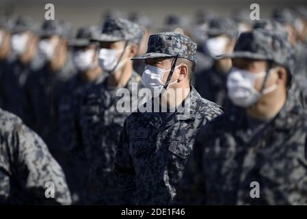 Tokyo, Giappone. 28 Nov 2020. SAITAMA, GIAPPONE - NOVEMBRE 28 : i membri delle forze giapponesi di autodifesa aerea sono in guardia mentre il primo ministro giapponese SUGAÂ Yoshihide recensisce la forza giapponese di autodifesa aerea alla base Iruma della forza aerea di autodifesa nella prefettura di Saitama, Giappone, il novembre 2020. Credit: POOL/ZUMA Wire/Alamy Live News Foto Stock