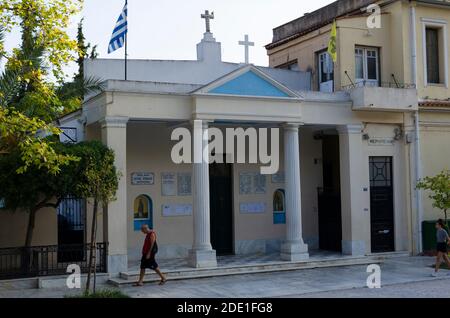 Un uomo passa una cappella greco-ortodossa nella zona Akropoli del centro di Atene Grecia - Foto: Geopix Foto Stock