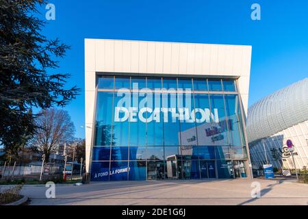 Vélizy-Villacoublay, Francia - 27 novembre 2020: Vista esterna di un negozio Decathlon. Decathlon è il più grande rivenditore di articoli sportivi al mondo Foto Stock