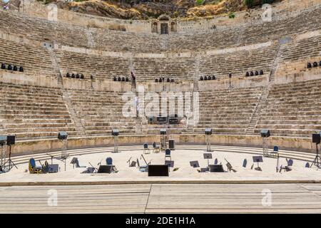 Rovine dell'antico anfiteatro romano di Amman, Giordania, vicino al Tempio di Ercole nella Cittadella di Amman Foto Stock