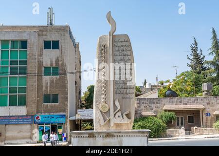 Una statua in pietra accanto alla Moschea del Re Abdullah ad Amman, Giordania Foto Stock