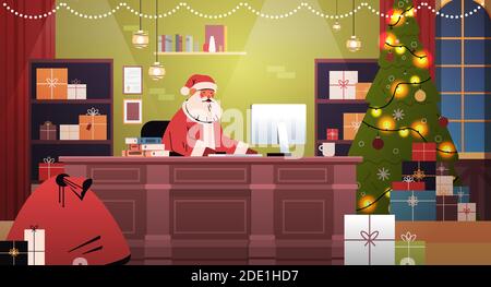 babbo natale seduto sul posto di lavoro e utilizzando il computer buon natale felice anno nuovo festeggiamenti concetto di celebrazione decorato ufficio interno orizzontale illustrazione vettoriale Illustrazione Vettoriale