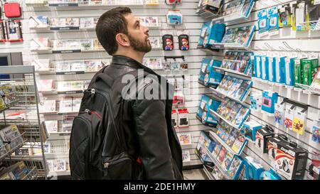 Monaco, Germania - Aprile 2014: Uomo di gioco che acquista per gli accessori e i giochi di gioco e negozio di gioco Gamestop Foto Stock