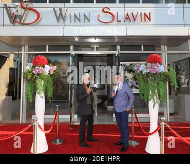 Beverly Hills, California. 27 novembre 2020. Consulente d'arte/curatore Michael Sean Degnan e host TV Joey Zhou all'ingresso del tappeto rosso della Winn Slavin fine Art Gallery a Beverly Hills, California. Michael Sean Degnan è Senior Art Adviser e Media Marketing Director per la Winn Slavin fine Art Gallery, Ambasciatore presso Mondial Art Academia, nonché consulente artistico/curatore nel settore dell'arte. Joey Zhou ospita il canale d'arte Zhou Zheng e fondatore delle Los Angeles Beverly Arts (LABA) e di Beverly News. Credito: Sheri Determan Foto Stock