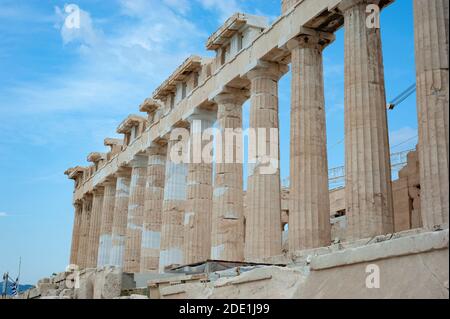 Colonne del tempio del Partenone contro il cielo, Atene, Grecia Foto Stock