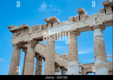 Colonne del tempio del Partenone contro il cielo, Atene, Grecia Foto Stock