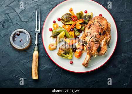 Griglia arrosto di maiale su piatto. Carne cotta con diverso verdure Foto Stock