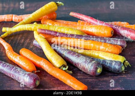 Carote arcobaleno bambino su sfondo di legno Foto Stock