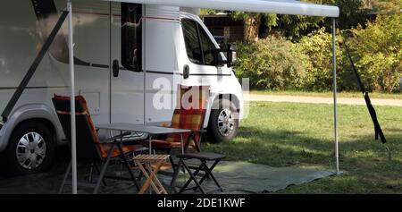 una nuova casa mobile con tenda, tavolo e sedie Foto Stock