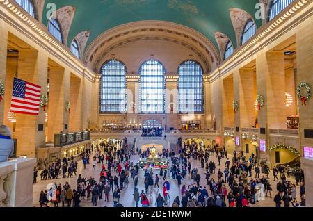 Affollato Grand Central Station, atrio principale. Edificio storico della stazione ferroviaria a Manhattan, New York City, NY, USA Foto Stock