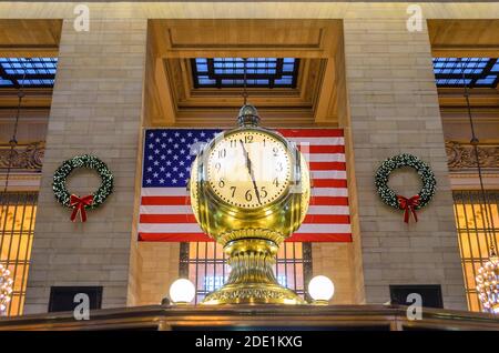 Orologio principale del Grand Central. Famosa struttura dorata. Bandiera degli Stati Uniti d'America in background. Manhattan New York City, NY, Stati Uniti Foto Stock