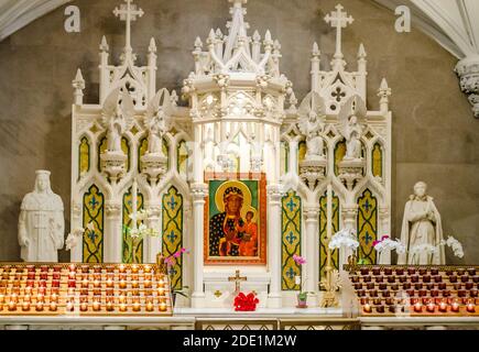 Cattedrale di San Patrizio altare bianco con candele e immagine di Santa Maria che tiene Gesù Cristo. Interni Chiesa decorazione.New York City, Stati Uniti. Foto Stock