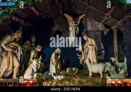 Presepio esposto in una Chiesa cattolica durante il periodo natalizio. Rappresentazione della nascita di Gesù Bambino Foto Stock