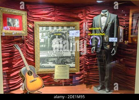 Il costume ufficiale e la chitarra originale di King Elvis Presley sono esposti nel Storefront dell'Hard Rock Cafe di New York a Times Square. Manhattan, New York, Stati Uniti Foto Stock