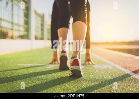 Lady si prepara a iniziare la corsa Foto Stock