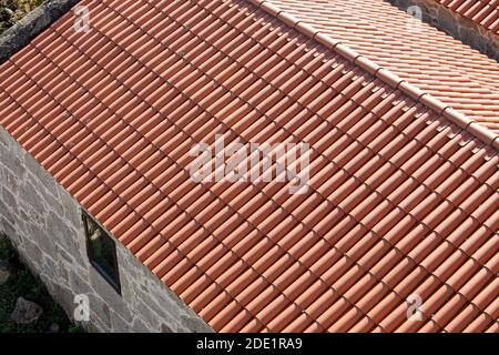 Vista ad alto angolo di un nuovo tetto fatto di tradizionali piastrelle in argilla. Vecchia architettura, antico edificio in pietra della Galizia, Spagna Foto Stock