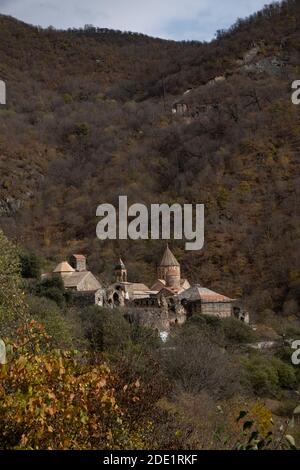 Vista a distanza del monastero di Dadivank chiamato anche Khutavank costruito tra il IX e il 13 ° secolo nelle montagne del nord Nagorno-Karabakh noto anche come la Repubblica Artsakh uno stato di disgregazione nel Caucaso meridionale sostenuto dall'Armenia, il cui territorio è riconosciuto a livello internazionale come parte dell'Azerbaigian Foto Stock