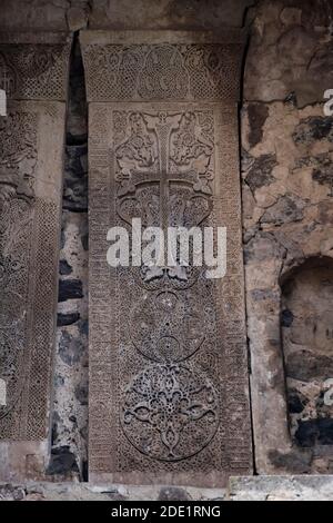 Khachkars, stele memoriale che porta croci armene al monastero di Dadivank chiamato anche Khutavank costruito tra il IX e 13 ° secolo nelle montagne del nord Nagorno-Karabakh noto anche come la Repubblica Artsakh uno stato di disgregazione nel Caucaso meridionale sostenuto dall'Armenia, il cui territorio è riconosciuto a livello internazionale come parte dell'Azerbaigian Foto Stock