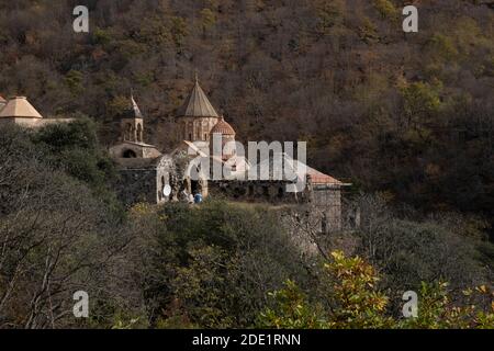 Vista a distanza del monastero di Dadivank chiamato anche Khutavank costruito tra il IX e il 13 ° secolo nelle montagne del nord Nagorno-Karabakh noto anche come la Repubblica Artsakh uno stato di disgregazione nel Caucaso meridionale sostenuto dall'Armenia, il cui territorio è riconosciuto a livello internazionale come parte dell'Azerbaigian Foto Stock