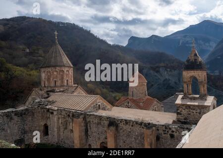 Vista del monastero di Dadivank chiamato anche Khutavank costruito tra il IX e il 13 ° secolo nelle montagne del nord Nagorno-Karabakh noto anche come la Repubblica Artsakh uno stato di separazione nel Caucaso meridionale sostenuto dall'Armenia, il cui territorio è riconosciuto a livello internazionale come parte dell'Azerbaigian Foto Stock