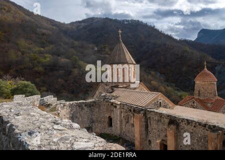 Vista del monastero di Dadivank chiamato anche Khutavank costruito tra il IX e il 13 ° secolo nelle montagne del nord Nagorno-Karabakh noto anche come la Repubblica Artsakh uno stato di separazione nel Caucaso meridionale sostenuto dall'Armenia, il cui territorio è riconosciuto a livello internazionale come parte dell'Azerbaigian Foto Stock