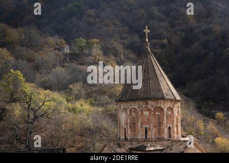 Vista del monastero di Dadivank chiamato anche Khutavank costruito tra il IX e il 13 ° secolo nelle montagne del nord Nagorno-Karabakh noto anche come la Repubblica Artsakh uno stato di separazione nel Caucaso meridionale sostenuto dall'Armenia, il cui territorio è riconosciuto a livello internazionale come parte dell'Azerbaigian Foto Stock