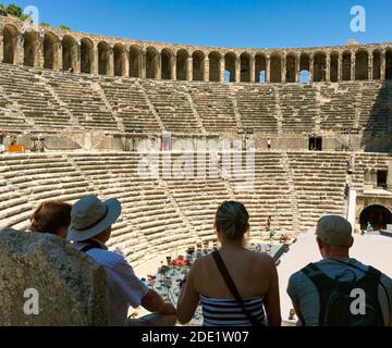 Aspendos, Provincia di Antalaya, Turchia. Il teatro romano, costruito nel 160 d.C. dall'architetto greco Zeno. Può alloggiare 12,000 ed è ancora in uso t Foto Stock