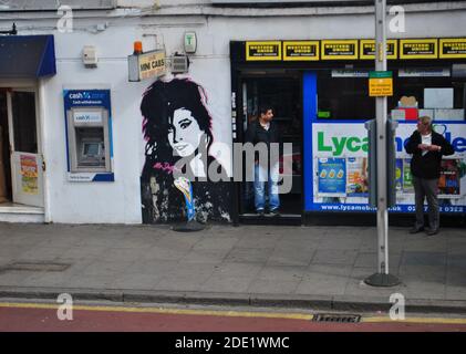 STENCIL STREET ART DEL CANTANTE AMY WINEHOUSE SU UN EASTEND DI LONDRA, PRESO DA UN AUTOBUS DI PASSAGGIO. Foto Stock