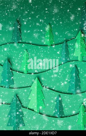 3D pop out Natale alberi carta grafica in sfondo verde con fiocchi di neve. Carta albero di Natale taglio carta disegno scheda. Vista dall'alto. Disposizione piatta Foto Stock