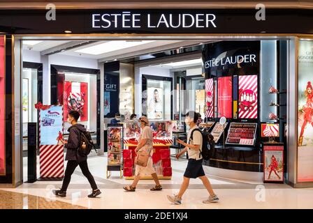 Hong Kong, Cina. 16 Nov 2020. Multinazionale americana per la cura della pelle, marchio di prodotti di bellezza, il logo Estée Lauder visto a Hong Kong. Credit: Budrul Chukrut/SOPA Images/ZUMA Wire/Alamy Live News Foto Stock