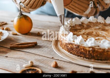 Un processo di decorazione della torta Foto Stock