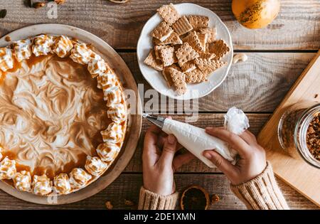 Un processo di decorazione di una cheesecake della zucca Foto Stock