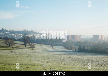 Vista verso Clifton giù da Ashton Court in una gelida mattina d'inverno. Bristol. REGNO UNITO. Foto Stock