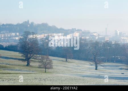 Vista verso Clifton giù da Ashton Court in una gelida mattina d'inverno. Bristol. REGNO UNITO. Foto Stock
