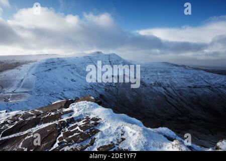 Vista dalla cima di Fan y Big con Cribyn e Pen y Fan in lontananza. Parco Nazionale di Brecon Beacons. Galles. REGNO UNITO. Foto Stock