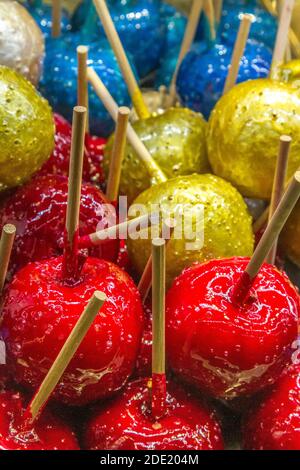 Mele tiffee dai colori vivaci in vendita presso un mercatino di Natale Foto Stock