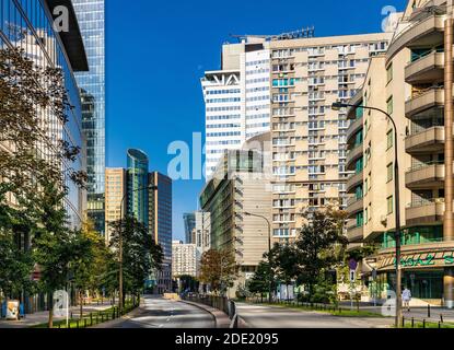 Varsavia, Mazovia / Polonia - 2020/08/09: Vista panoramica del quartiere degli affari di Srodmiescie e Wola nel centro di Srodmiescie visto da Grzybows Foto Stock