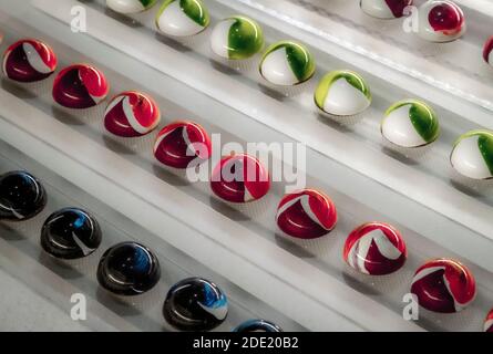 Dolci di gelatina colorati fatti a mano di lusso in mostra in un negozio Finestra di Monaco Foto Stock