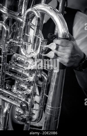 Primo piano immagine in bianco e nero di un uomo che suona una tuba nella taverna Hofbräuhaus di Monaco, Germania Foto Stock