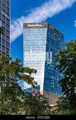 Varsavia, Mazovia / Polonia - 2020/08/09: Superficie di vetro blu della torre Q22 di Echo Investment al. Viale Jana Pawla II nel centro della città Foto Stock