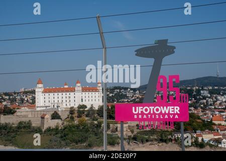 Bratislava Slovacchia 21 settembre 2020: Vista del castello dalla cima di Bratislava UFO edificio Foto Stock