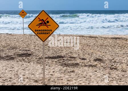 Sydney, Australia - segnali di avvertimento di forti ribes sulla spiaggia di Sydeneys Bronte. La spiaggia si trova sulla passeggiata costiera Coogee a Bondi. Foto Stock