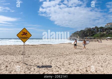 Sydney, Australia - gente che gode il buon tempo sulla spiaggia di Bronte. La spiaggia si trova sulla passeggiata costiera Coogee a Bondi. Foto Stock