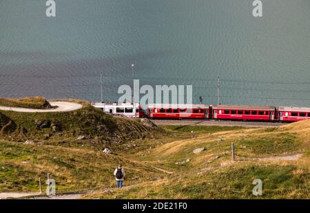 PASSO BERNINA, SVIZZERA, 11 SETTEMBRE 2020 - il tipico treno rosso Bernina Express del Passo Bernina tra Italia e Svizzera in estate. Foto Stock