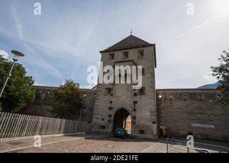 GLORENZA, 11 SETTEMBRE 2020 - l'antica porta e gli edifici della città di Glorenza, Alto Adige, provincia di Bolzano, Italia. Foto Stock