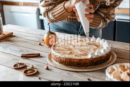 Un colpo del processo di decorazione della torta Foto Stock