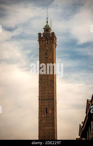 Torre degli Asinelli. Una delle due torri, simbolo della città di Bologna, Piazza di porta Ravegnana, Emilia-Romagna, Italia, Europa. Foto Stock