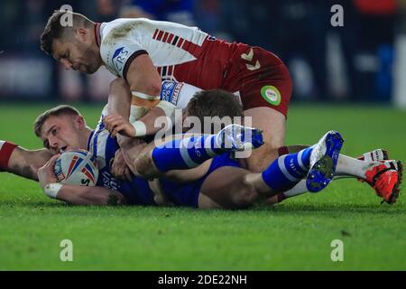 Matty Lees (15) di St Helens è affrontato da Morgan Smithies (16) di Warriors Wigan Foto Stock