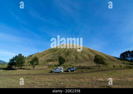 I turisti sulla savana del cratere di Wurung. Foto Stock