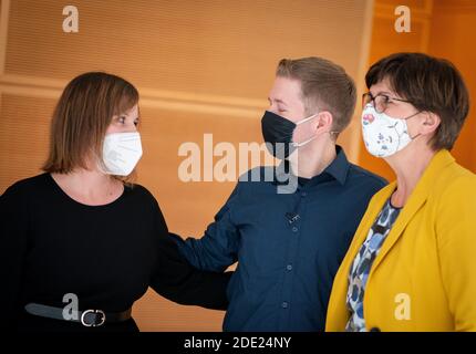 Berlino, Germania. 28 Nov 2020. Jessika Rosenthal (l), candidata alla presidenza federale dello Jusos, e Saskia Esken (r), leader del partito SPD, comfort Kevin Kühnert, presidente federale uscente dello Jusos, dopo il discorso al congresso federale online dei giovani socialisti (Jusos) nella Casa Willy Brandt. Il tema del congresso è la (lettera) nuova elezione di un nuovo leader federale. Il risultato del voto postale è previsto a gennaio. Credit: Kay Nietfeld/dpa/Alamy Live News Foto Stock